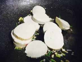 适当翻炒，至素鸡表面略微泛黄