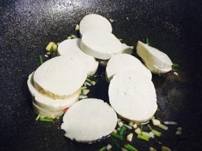 适当翻炒，至素鸡表面略微泛黄