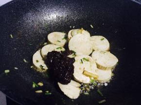 加入一大勺豆瓣酱，翻炒均匀