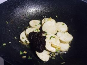 加入一大勺豆瓣酱，翻炒均匀