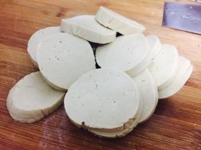 素鸡洗净，切厚片
