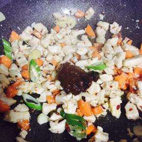 然后加一勺豆瓣酱，适量盐，翻炒均匀