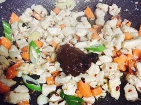 然后加一勺豆瓣酱，适量盐，翻炒均匀