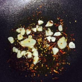 然后下姜蒜翻炒