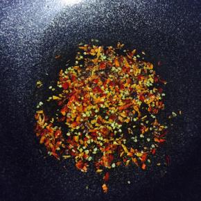 另取一锅，倒入适量油，下辣椒碎和花椒炒香