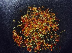 另取一锅，倒入适量油，下辣椒碎和花椒炒香