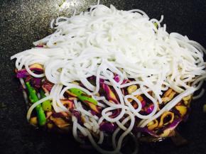 汤汁减少后，加入米线