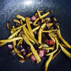 加入腊肠、鸡精，继续翻炒