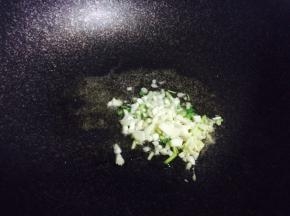 另取一锅，倒少许油，油热下葱姜蒜炒香