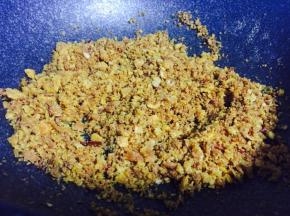 炒至颜色变深，颗粒均匀