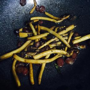 炒至腊肠出油，茶树菇变软