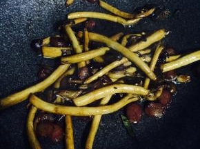 炒至腊肠出油，茶树菇变软
