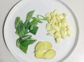 葱姜蒜切好备用