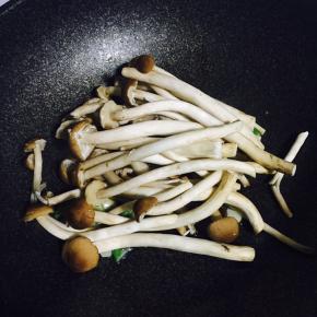 加入适当茶树菇