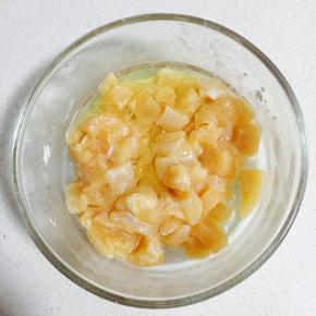最后加半个蛋清拌均匀，腌制十五分钟以上