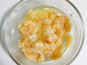 最后加半个蛋清拌均匀，腌制十五分钟以上