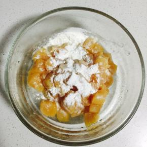加入少许鸡粉、淀粉
