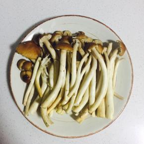茶树菇洗净沥干水分备用