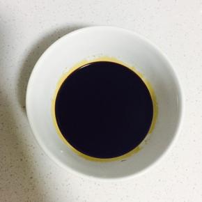 酱油、醋、糖倒入碗中调拌均匀