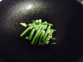 锅内倒少许油，下葱姜蒜爆锅，然后加入芦笋翻炒