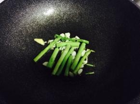 锅内倒少许油，下葱姜蒜爆锅，然后加入芦笋翻炒