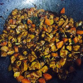 把调好的酱汁倒入锅中，大火翻炒收汁