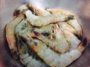 大虾洗净去虾线，在虾表面撒少许盐、胡椒粉、料酒