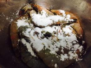 倒入适量干淀粉