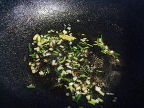 炒出香气后倒入素鸡