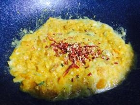 炒至蒜末颜色变深，加入蛋黄和干辣椒碎继续翻炒出油