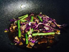 翻炒均匀，然后加入适当清水，大火收汁