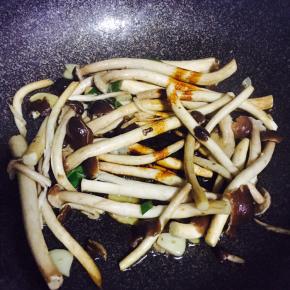 表面撒少许盐、蚝油