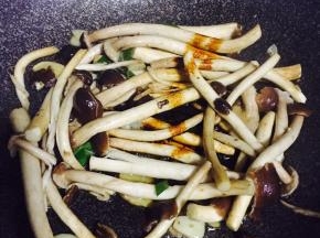 表面撒少许盐、蚝油