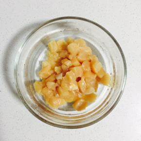 鸡肉切丁，胡萝卜切丁