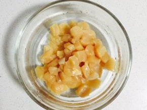 鸡肉切丁，胡萝卜切丁