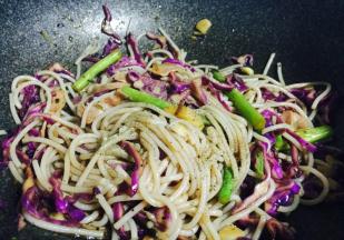 撒少许胡椒粉，用筷子轻轻搅拌均匀