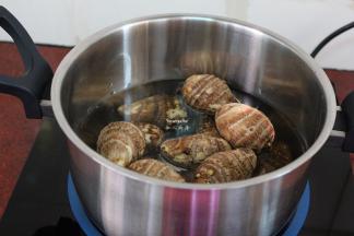 小芋头放入锅中，加适量的清水，煮熟；PS：水要盖过小芋头。