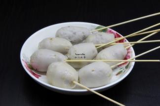 煮熟的小芋头，去皮，用烤竹签串起来；