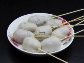 煮熟的小芋头，去皮，用烤竹签串起来；
