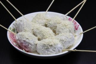 最后均匀沾上面包糠；