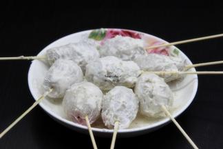 撒上盐、五香粉，再均匀裹上炸粉；