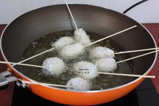 锅中倒入，油温烧热，放入锅中炸；