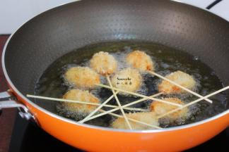 炸出金黄色，捞出；