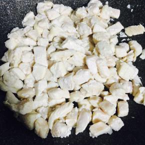 锅中倒少许油，把腌好的鸡丁下锅翻炒，炒至表面变白盛出备用