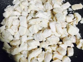 锅中倒少许油，把腌好的鸡丁下锅翻炒，炒至表面变白盛出备用