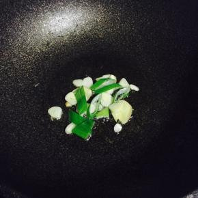 锅内倒油，油热后下葱姜蒜爆香