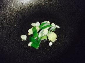 锅内倒油，油热后下葱姜蒜爆香