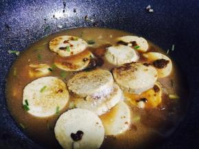 加入适量清水、糖、酱油和蚝油，大火烧开