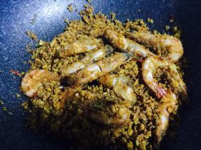 翻炒几下让虾肉被面包屑包裹住