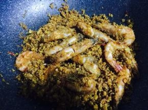 翻炒几下让虾肉被面包屑包裹住